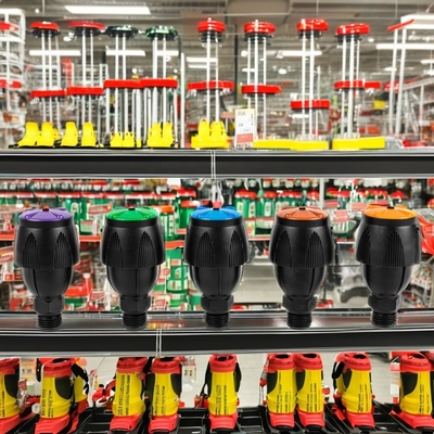 Foto toont stofdichte pop-up sprinkler met dubbele spuitstukken voor de irrigatie van landbouwgrond