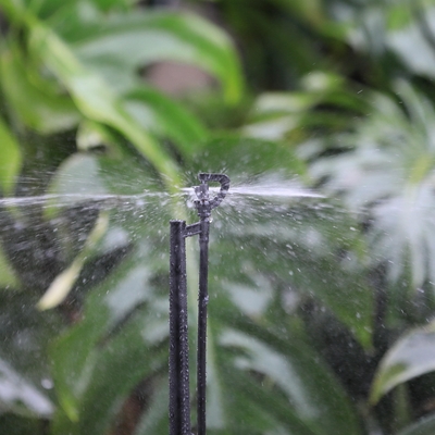 Ingenieurswerk Plastic G-type driehoekige band Land- en bosbouw Irrigatie Rotary Micro Sprinkler