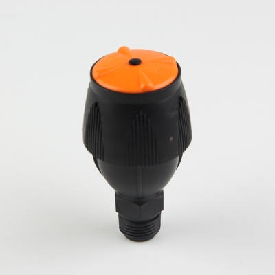 Een tuinboerderijverwateringssprinkler met een insectenbestendige draaibare vormgeving en 1/2 spuitstuk