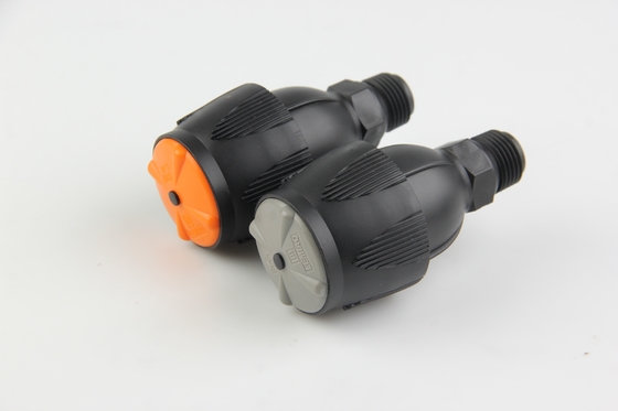 Een tuinboerderijverwateringssprinkler met een insectenbestendige draaibare vormgeving en 1/2 spuitstuk